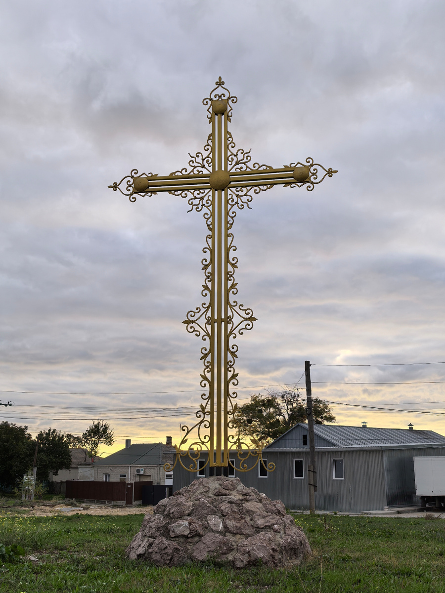 Крест у храма