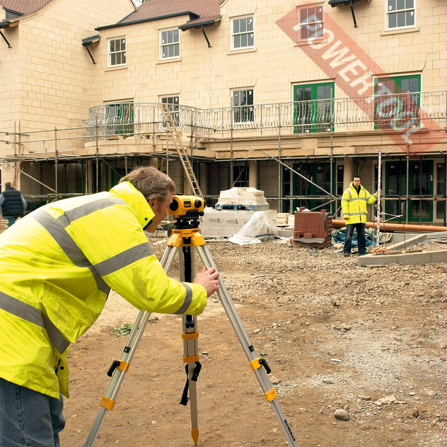 Геодезист направляет "крестик" на линзе на рейку и фиксирует значение