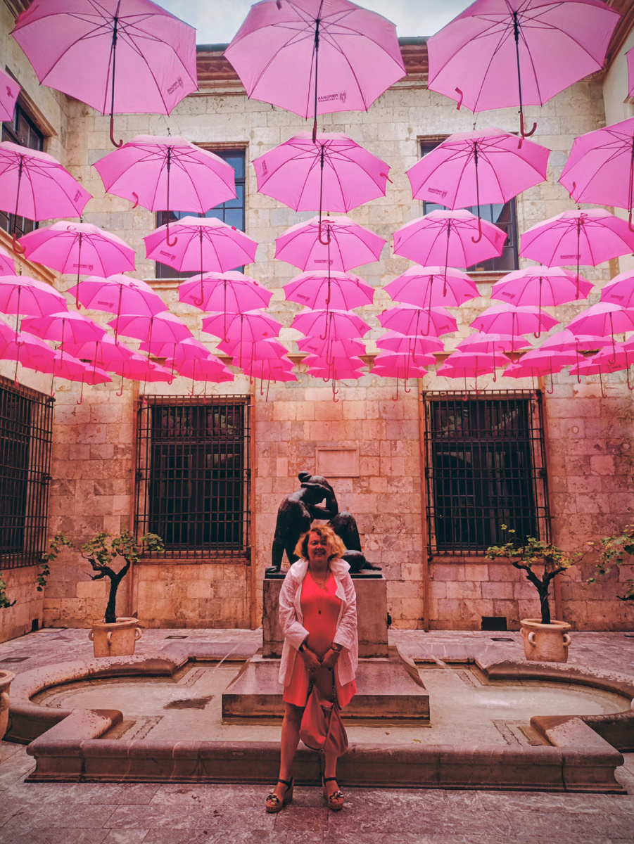 Мэрия города Perpignan.Внутренний двор с зонтиками.Южная Франция.Фото автора 