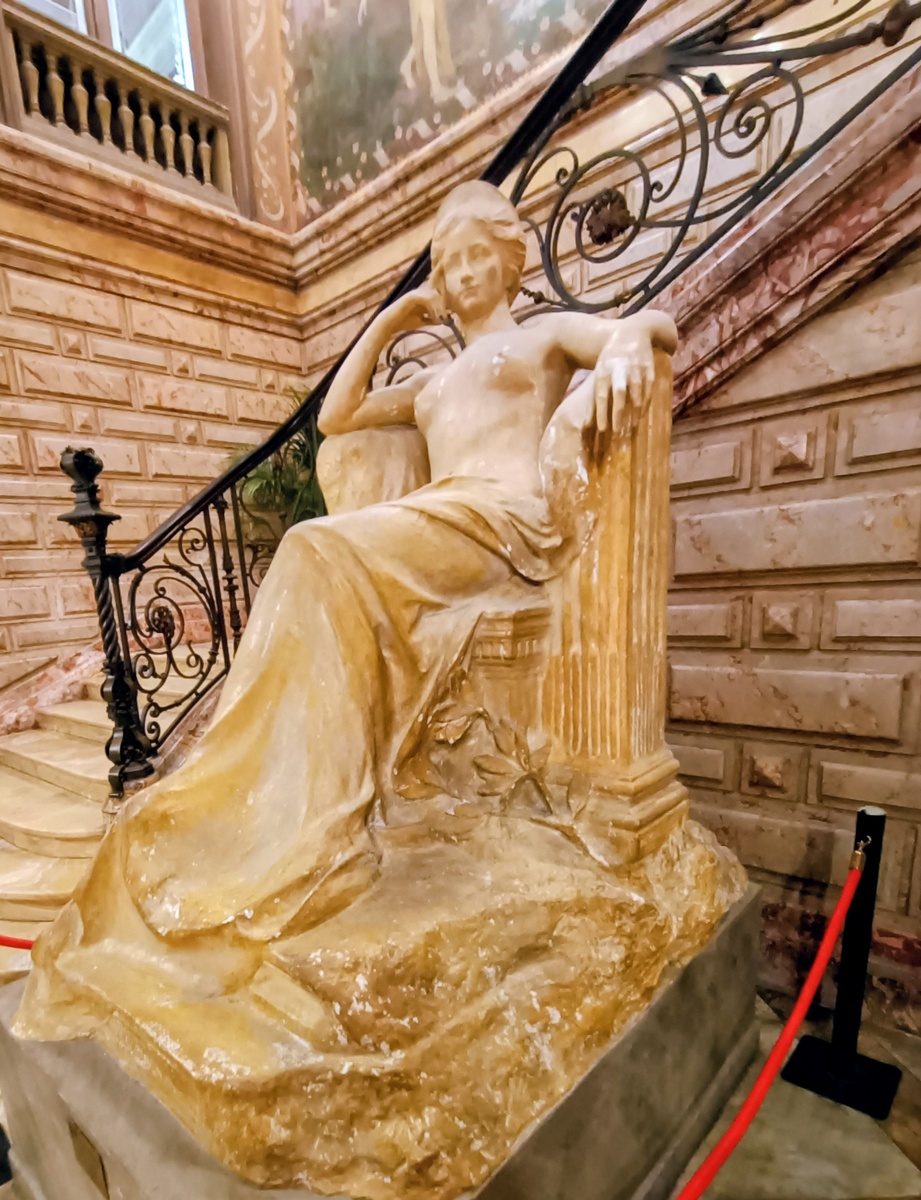 «Елена», работа Раймона Сюдра 1902 года. Скульптор из Перпиньяна создал женщину, весьма далёкую от грандиозных изображений Святой Елены, открывающей мощи Страстей Христовых.