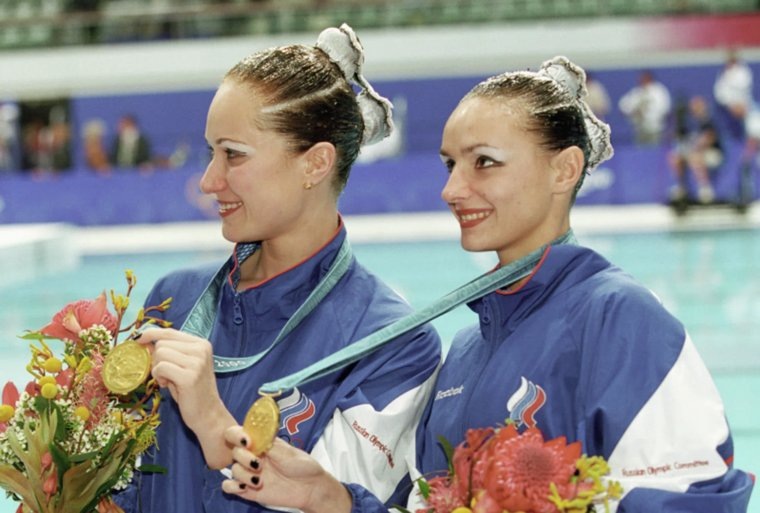    Спортсменки Ольга Брусникина (слева) и Мария Киселева (справа), завоевавшие 1-е место в соревнованиях по синхронному плаванию на XXVII летней Олимпиаде в Сиднее в 2000 году Сергей Гунеев / РИА Новости