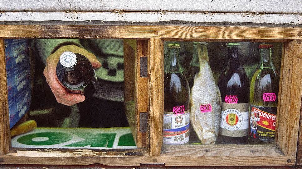 Ларьки 1990-х. Источник https://iy.kommersant.ru/Issues.photo/CORP/2015/11/17/KOG_050093_00002_2_t218_193706.jpg.