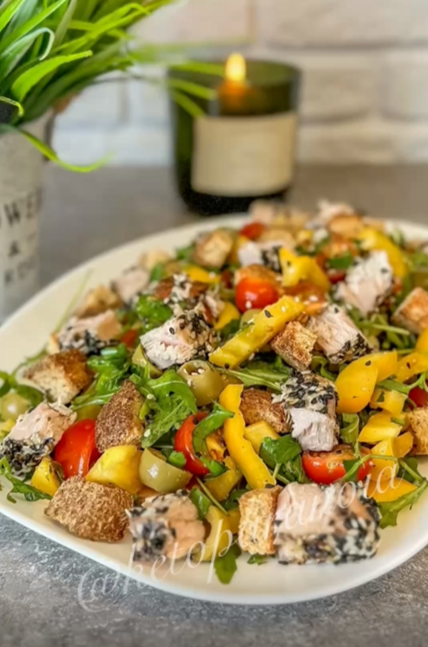 САЛАТ С ТУНЦОМ И ГРЕНКАМИ