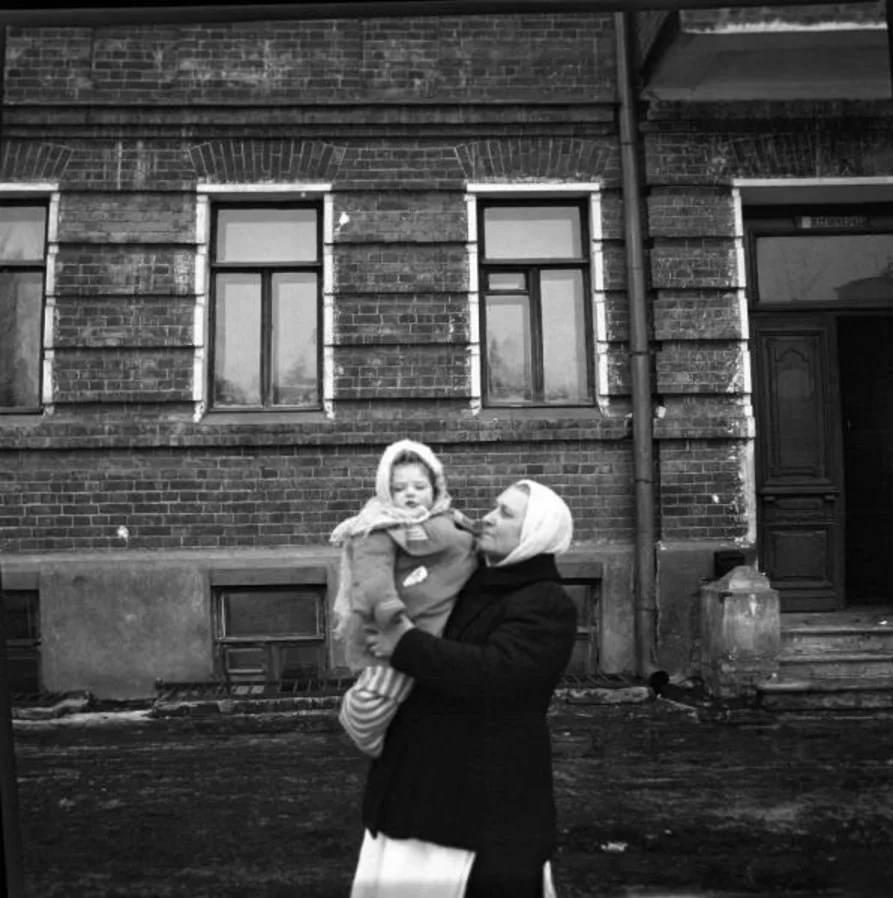 На руках у няньки, 1900-е. Фото Александра Гринберга. Источник: https://humus.livejournal.com.