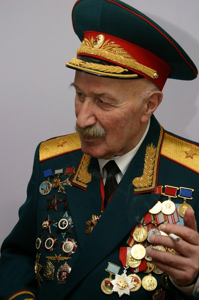 Цаголов Ким Македонович - генерал-майор ВС СССР, старший советник президиума Верховного Совета СССР (1990—1991). Педагог, профессор, доктор философских наук. В 1981—1984 годах — старший военный советник советских войск в Афганистане во время афганской войны, проводил операции по внедрению агентов в банды душманов. В 1989 году уволен из армии за критику военной кампании. Именем генерала Цаголова названы улицы в городах: Владикавказ, Алагир, Дигора, Цхинвал.