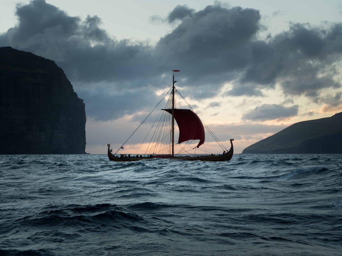 Драккар в море
