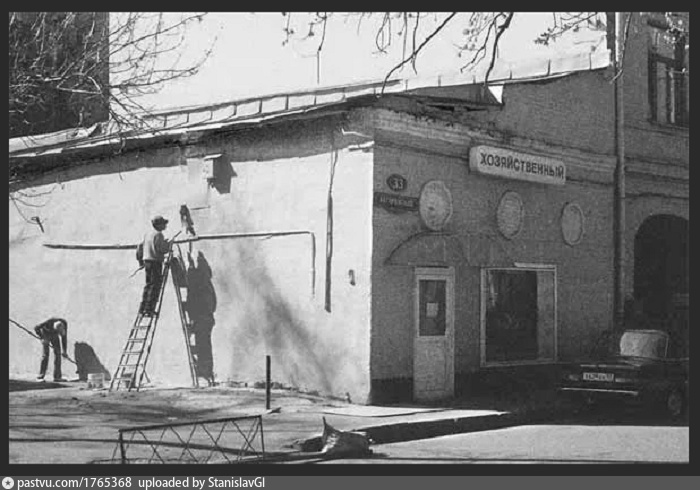 Бывшая керосиновая лавка на улице Рылеева, 33 (Гагаринский переулок). 1992 - 2000 г. https://pastvu.com/p/1765368.