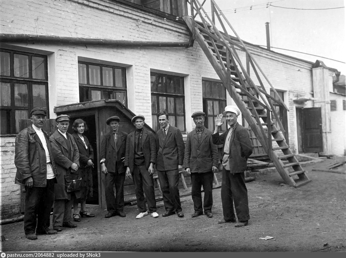 Шереметьевская улица, ванно-душевой павильон - обслуживающий персонал
1935 г. Источник https://pastvu.com/p/2064882.