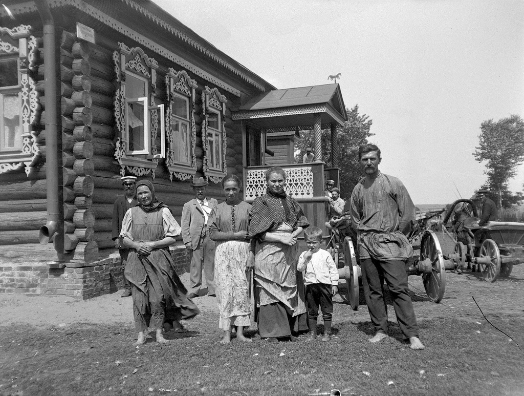 Крестьянская семья на фоне деревенского дома (1897 - 1899)