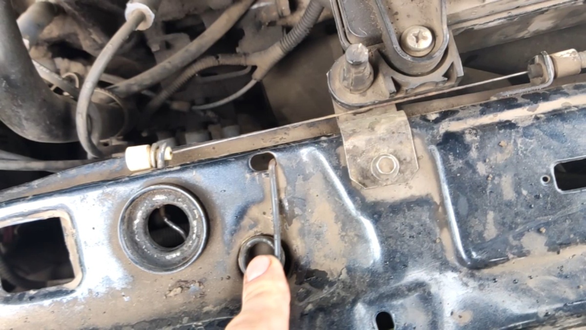 Пружина капота 