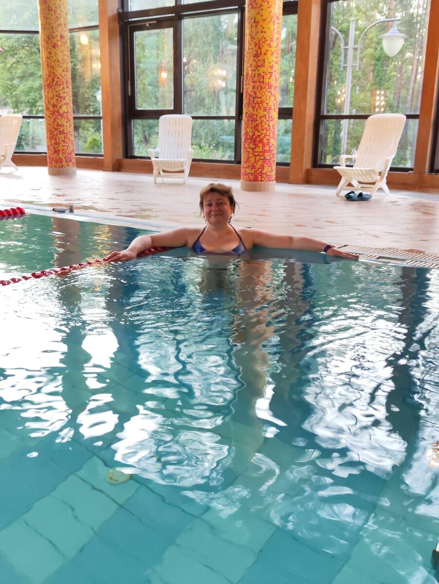 В бассейне панорамное остекление и потрясающие виды на лес.