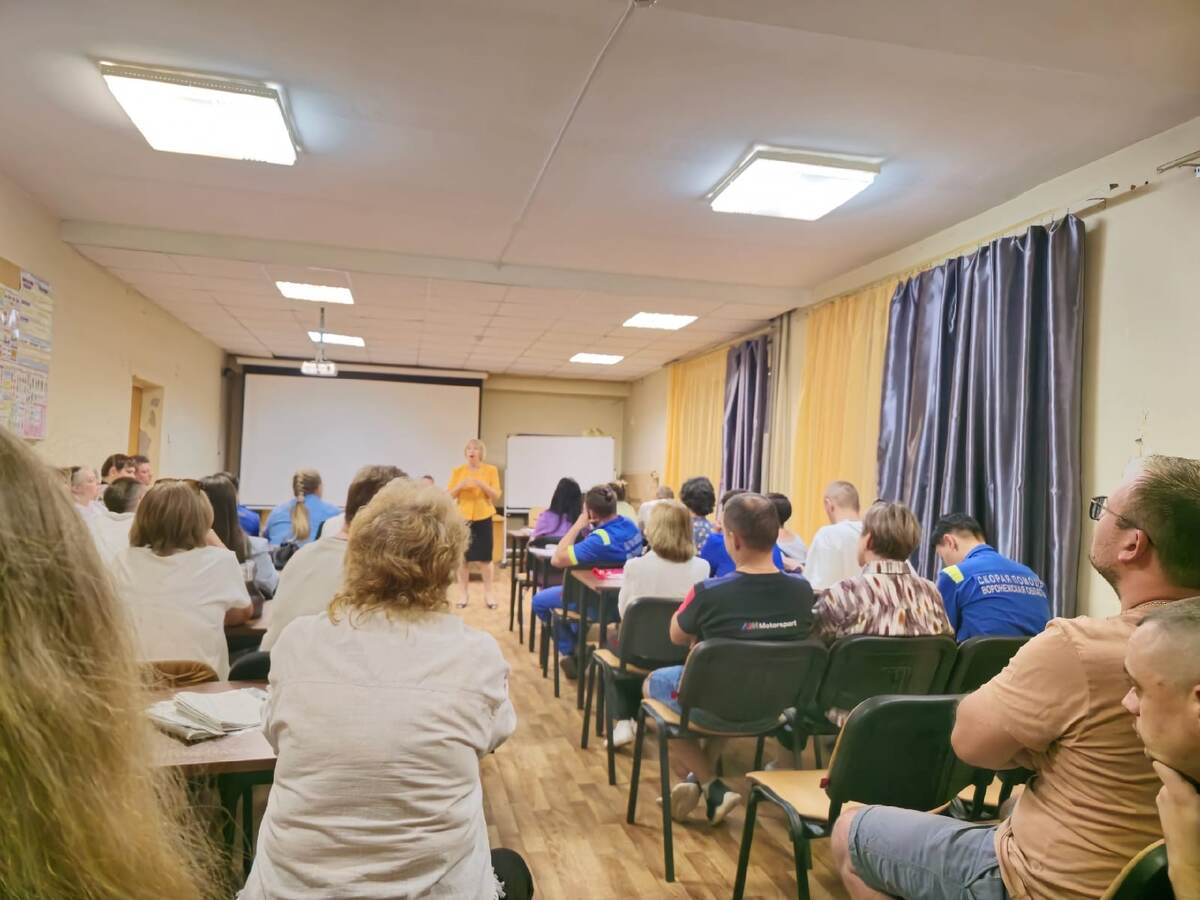  зав. подстанции Левобережного р-ну Бубенщикова С. Ш. пытается объяснять медикам позицию руководства.