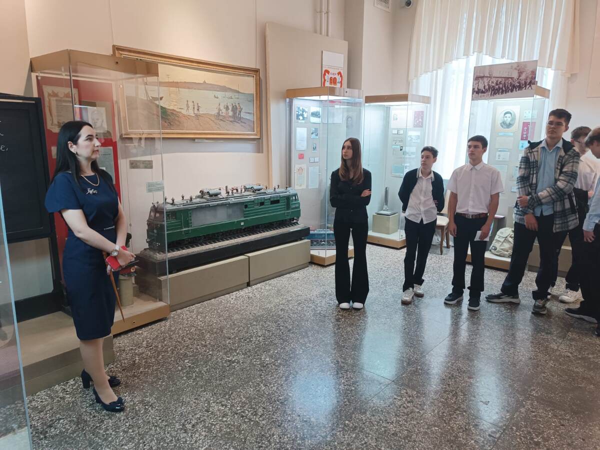 Старшеклассники школы #1 Новочеркасска посетили выставку в 80-летию Победы в Великой Отечественной войне 