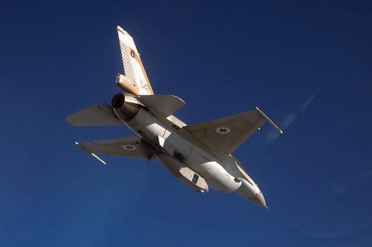 F-16C блок 40 с контейнером DB110. 