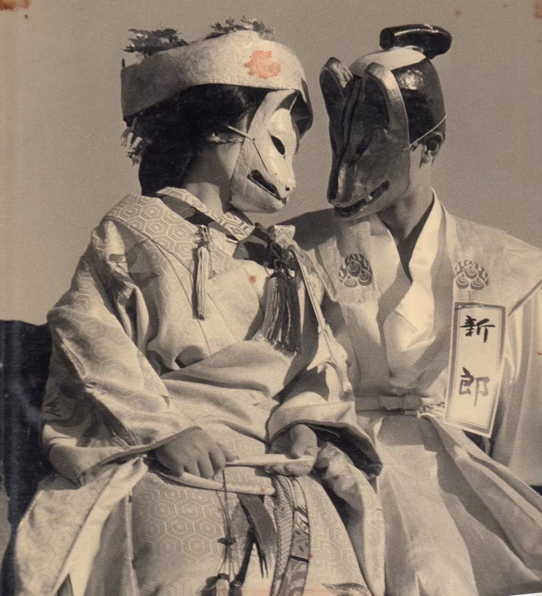 Лисоневеста и лисожених на фестивале «Лисьей свадьбы». Автор фото: Харада Тосиаки / 原田利昭様 (предположительно)