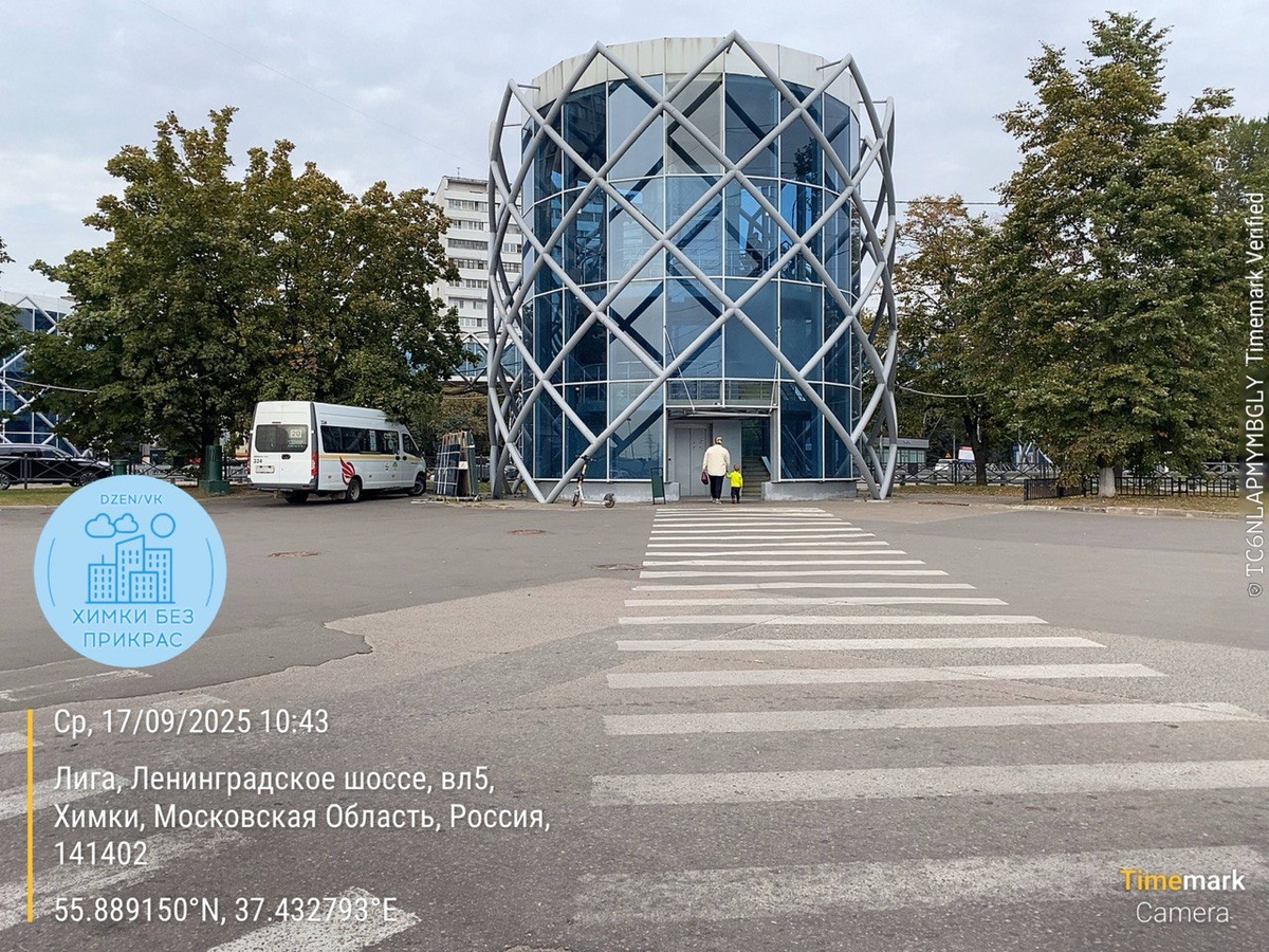 Входы в переход с разных сторон. Листаем галерею. Фото автора.