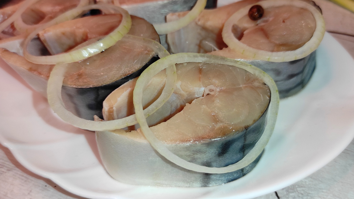 Малосольная скумбрия пряного посола. Фото автора. 