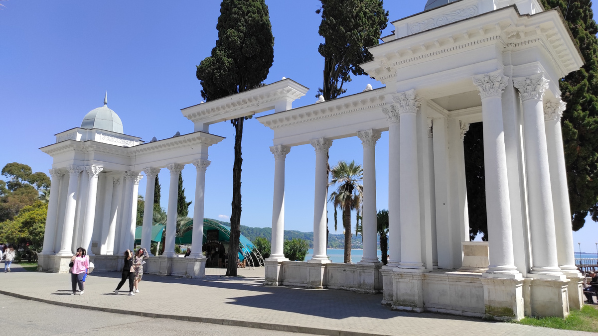 Колоннаду в Сухуме приходится обновлять уже не в первый раз. Фото: Кирилл Полиенко/Polienko: путешествуем вдвоём