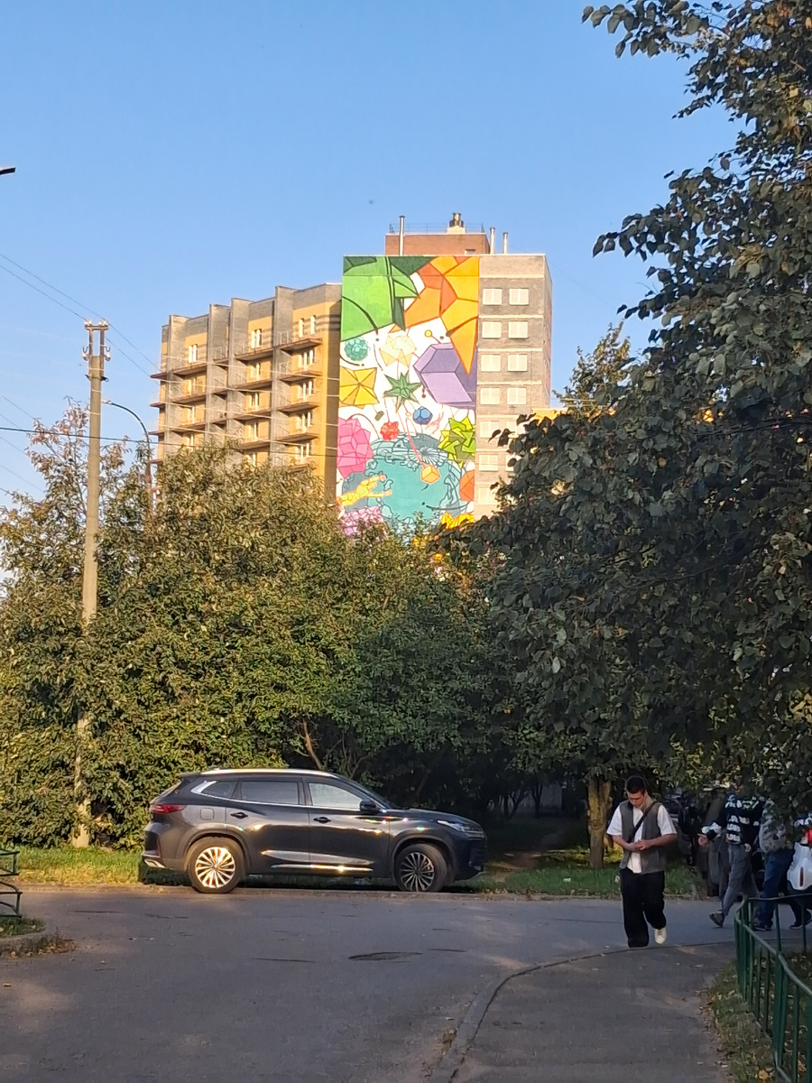 Дом в микрорайоне Верхние Печоры, украшенный муралом. Фото автора. 