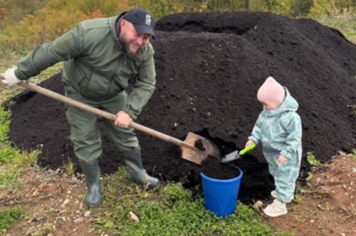    Дед и маленькая внучка приняли участие в проекте «Дедова дубрава».