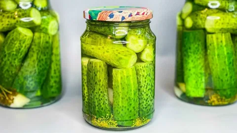 Банки с хрустящими солёными огурцами, закатанные на зиму