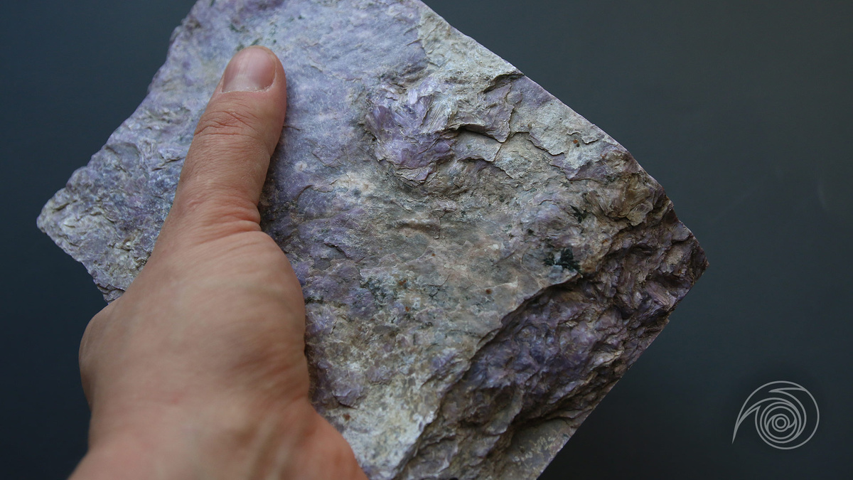 Ошметок чароита (фото автора)