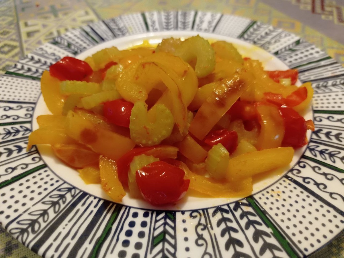 Сельдерей с болгарским перцем и черри.