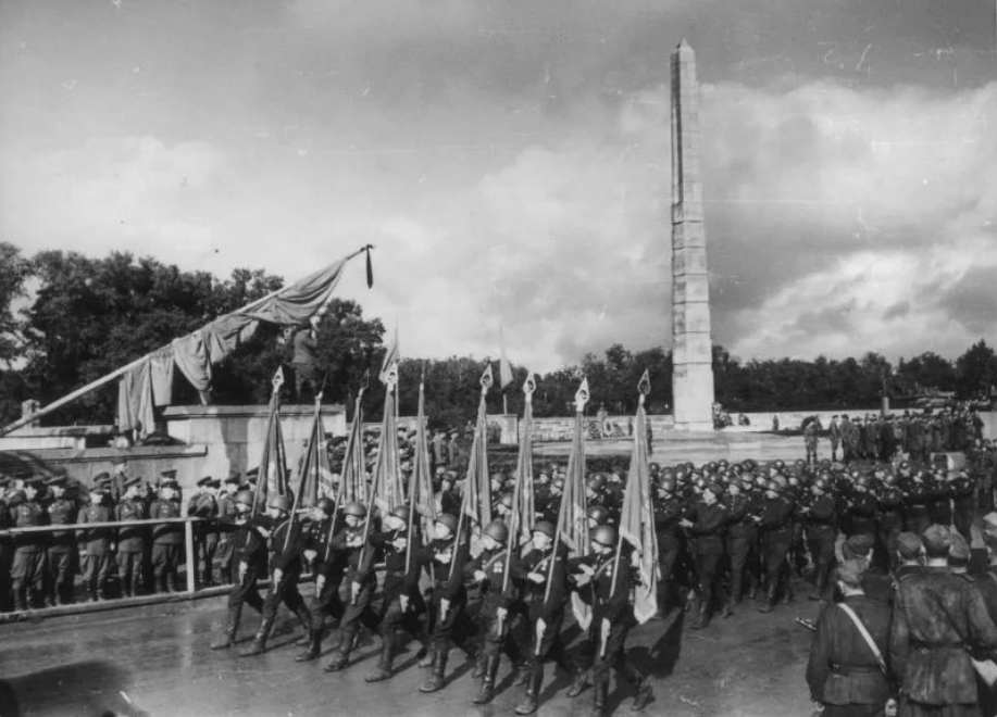 30 сентября 1945-го. Скульптурных групп по краям мемориала ещё нет, они появятся в 1946 году