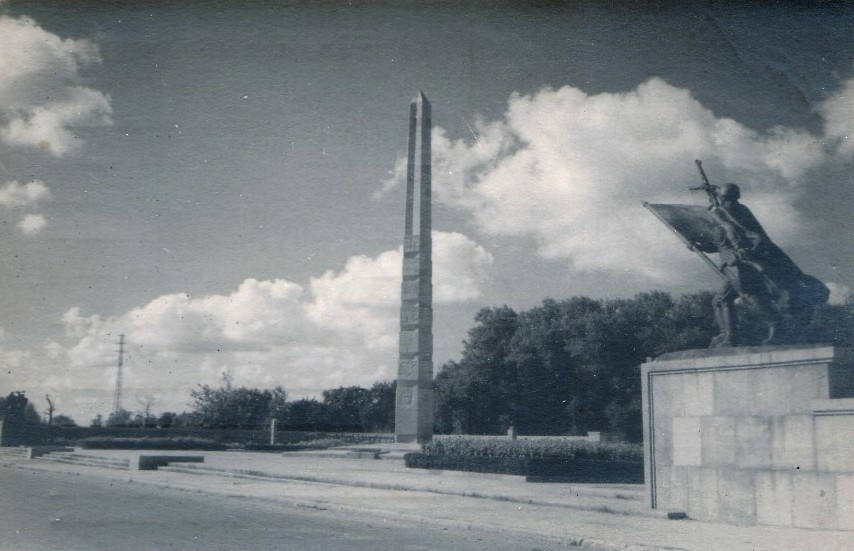 Таким был мемориал десять лет спустя, в 1955 году. До появления здесь Вечного огня оставалось ещё пять лет