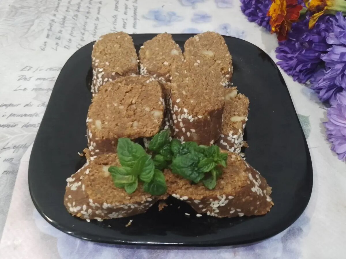 Десерт их печенья, вареного сгущенного молока и орехов