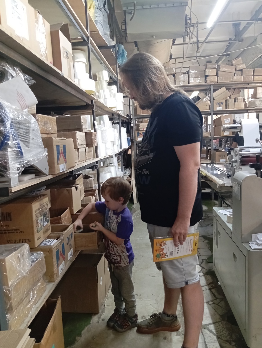 Как много наклеек! 