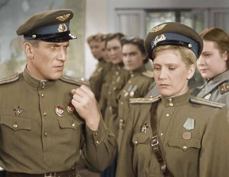 "Вы на меня такими трассирующими глазками не смотрите. Ничего не выйдет. У меня тут, знаете, броня. Меня пушкой не прошибёшь, разве что „Катюшей.“ — Меня, между прочим, Катюшей зовут."(с) Фото: culture.ru