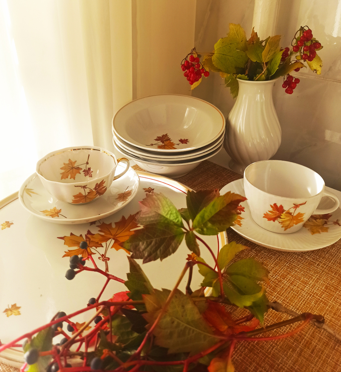 Вазочка без кленовых листьев - тоже Дулево. И она здесь не случайно, у неё важная миссия - газовую трубу прикрывать) 