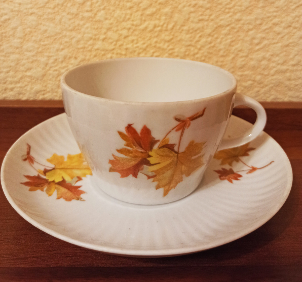 Кленовые листья на форме "соломка". Устойчивость, энергия, чёткие линии, деловое утро... 