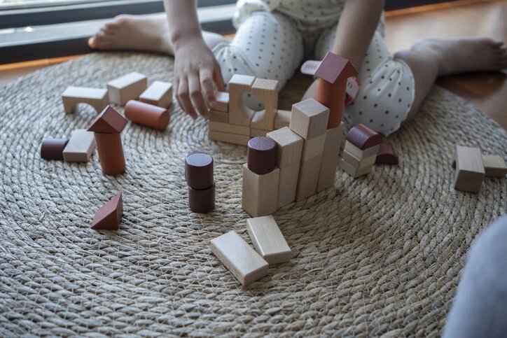    Для развития речи хорошо работают простые игровые формы. Фото: istockphoto.com