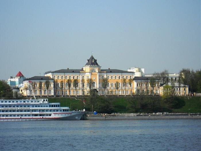 Здание Управления Северной железной дороги, вид с Волги