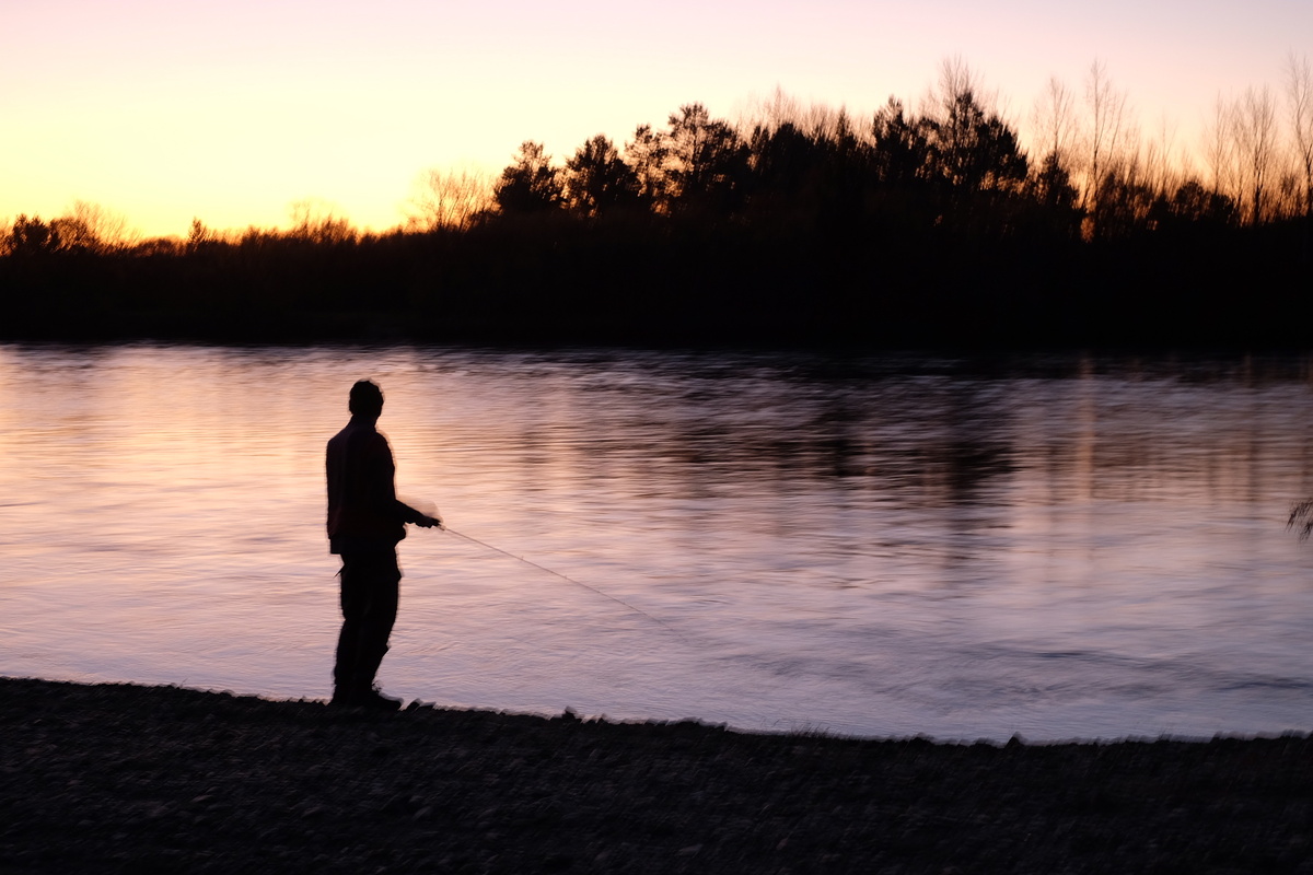 Саша с удочкой на реке Ингода. Фото автора.