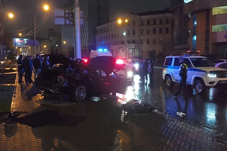    Фото с места ДТП на улице Ленина предоставлено ГАИ Новосибирска