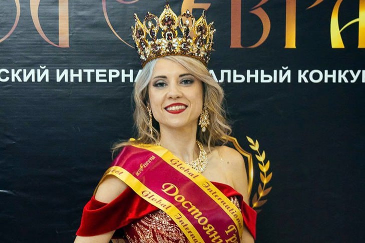    Победительницей и обладательницей титула «Достояние Евразии 2025» стала 43-летняя мама двух близнецов из Новосибирска Галина Пинчук