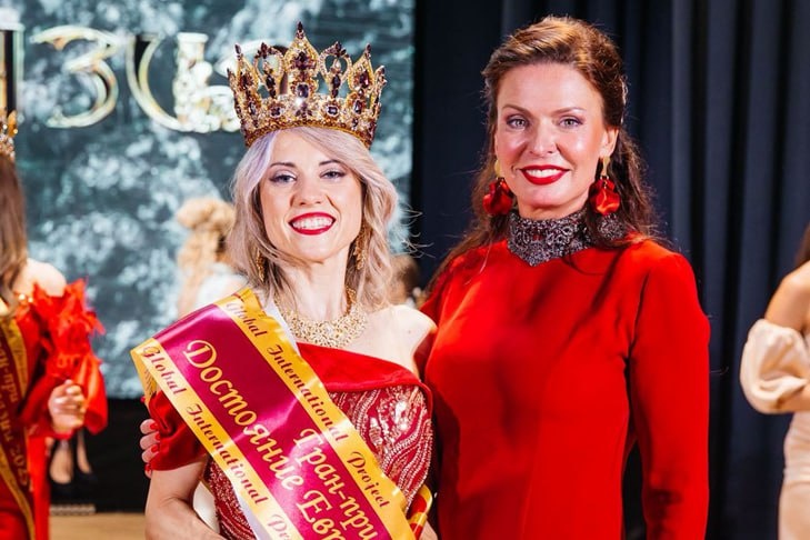 © Галина Пинчук с организатором конкурса Натальей Макаренко.📷
