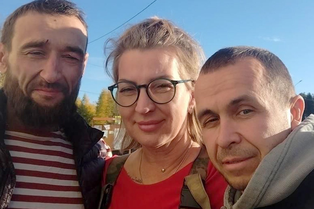 Счастливый Федор с женой и другом Александром, который все дни помогал волонтёрам в лагере. / Добровольческий поисково-спасательный отряд "Прорыв"