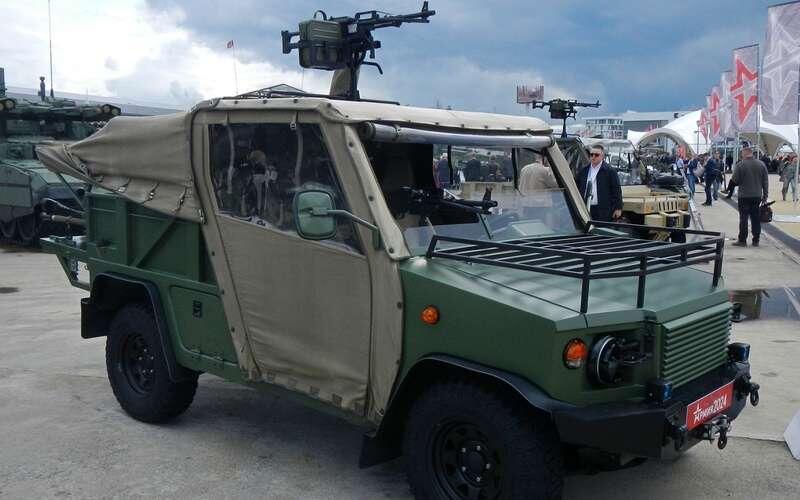    Мотовездеход Улан. Габариты – 3755×1885×1876 мм. Клиренс – 180 мм. Максимальная скорость – 83 км/ч, запас хода – 320 км, снаряженная масса – 620 кг, грузоподъемность – 600 кг. Вездеход снабжен тентами для укрытия кабины и грузового отсека. На фото представлена версия, вооруженная двумя 7,62-мм пулеметами Печенег.