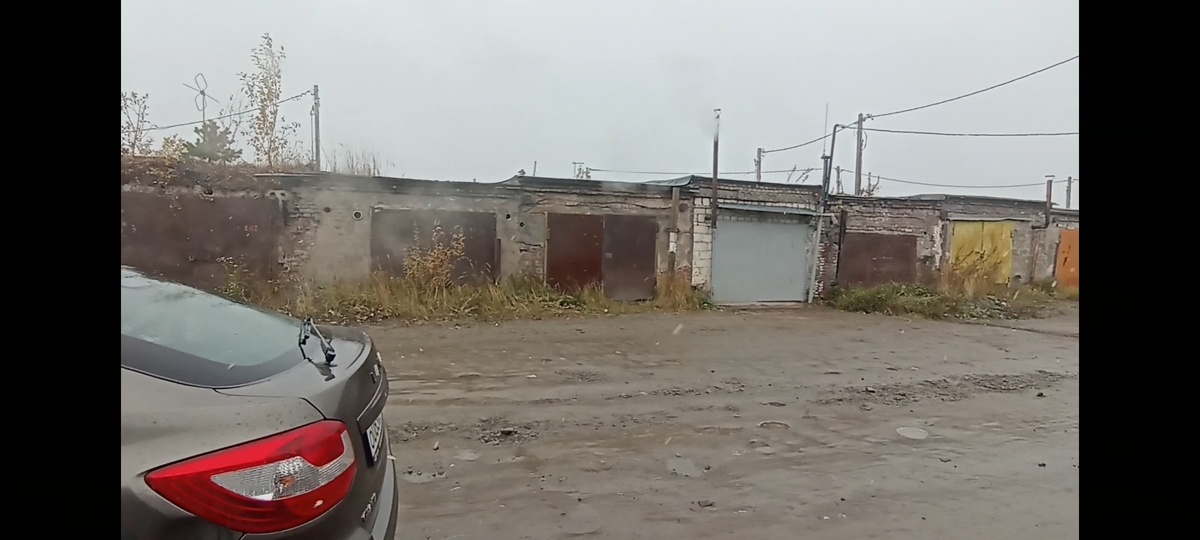 Если присмотреться, на фото можно увидеть, как пролетает снежок.