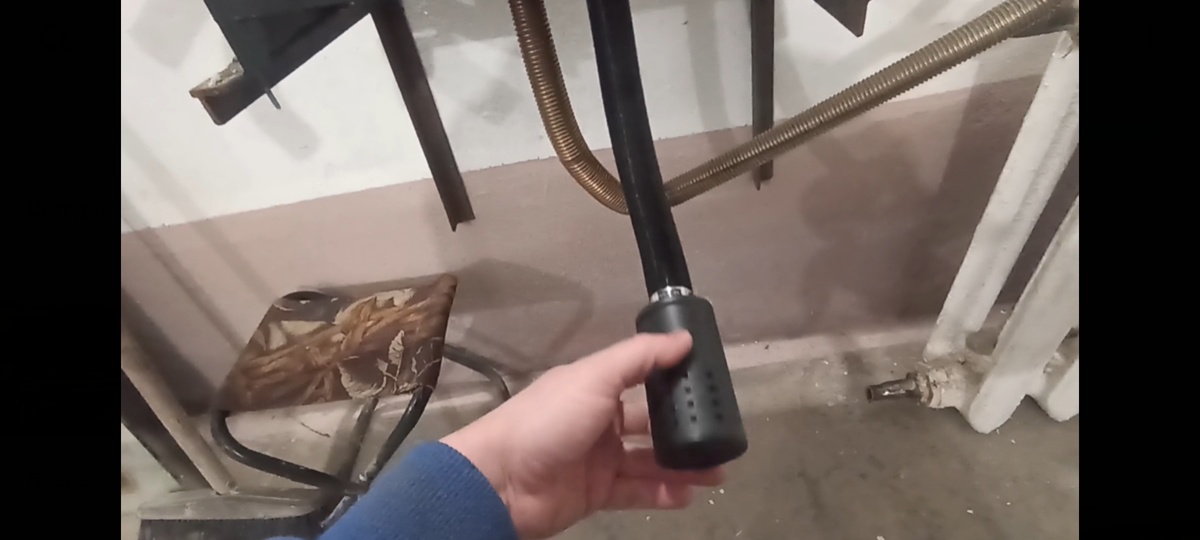 Вот этот штатный пустой воздушный фильтр, его дно можно выколотить и что-то туда должно вставляться.