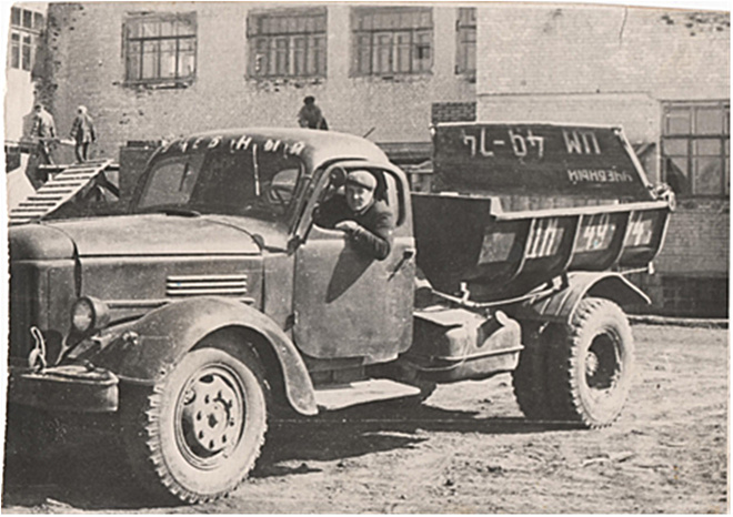 
Идёт строительство телестудии, лаборатории испытания материалов (I этаж) и кабинета станков деревообработки (II этаж). За рулем И.А. Гордеев