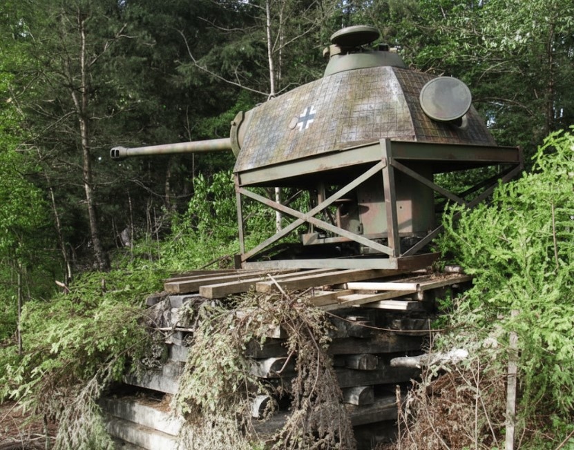 Башня танка «Пантера» ждёт установки в бункер «Пантературм» недалеко от Заалиса, Франция. Башня снята с заброшенного танка и покрыта антимагниткой «Циммерит».