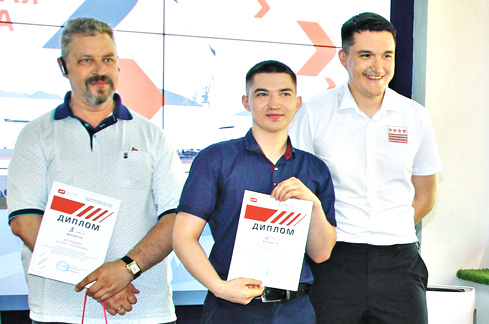    Архив Николая Рахматулина. Николай Рахматулин (в центре) на битве рационализаторов обошёл всех соперников кроме одного