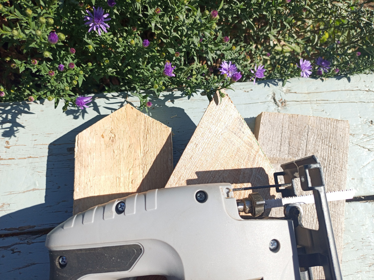 Выпилила домики разной формы.