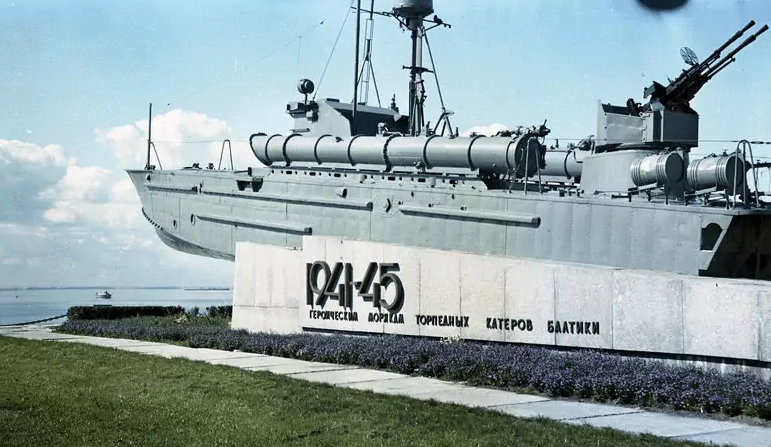 Памятник морякам катерникам в Кронштадте
