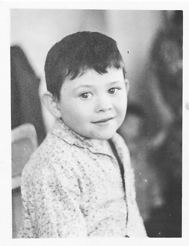 Здравствуйте! Сегодня я вспоминаю своего брата Владимира. Не то чтобы я его забыла — нет, о нём я помню всегда. Но, проснувшись сегодня, я ощутила такую тоску по нему и подумала, что я его не поминаю… Нет, я, конечно, ставлю свечи в церкви, конфеты ребятишкам даю помянуть…
Но вы знаете, у него нет могилы, и я точно не знаю, умер ли он… Нет, вернее, я вроде бы знаю… Прошло уже сорок два года с тех пор, как он пропал без вести, а я как будто бы до сих пор жду его.
Случилось это в 1983 году. Он ехал с работы домой и не доехал. Ему стало плохо — его, как и меня, частенько тошнило в автобусах. Он попросил остановить автобус, чтобы выйти из него. Водитель остановился, а его знакомый, с кем они работали вместе, стал не выпускать его. Тогда водитель вытолкнул их обоих, закрыл дверь и уехал. Это произошло перед мостом — до дома оставался буквально километр. Знакомый вернулся домой, а вот Володя — нет. Тот утверждал, что он ушёл, а Володя якобы остался позади.
— Мне что, его на себе тащить? Я ему не нянька, — отвечал он.
До сих пор нам не известна его судьба, что произошло на самом деле. Мама в один миг поседела.
Я часто видела его во снах, радовалась и бежала к нему, обнимала и говорила:
— Я же не сплю? Ты же на самом деле пришёл? Почему тебя так долго не было? Ты пришёл совсем, правда? Ты никуда больше не уйдёшь?
А он, улыбаясь, отвечал:
— У меня всё хорошо. Просто я соскучился, и мне разрешили навестить вас, но ненадолго.
Я просыпалась и понимала, что это опять был сон.
Лет десять он ко мне во снах приходил… А потом я увидела его в возрасте Христа… и после этого он мне перестал сниться.
Не знаю, зачем я рассказываю вам… Обычно я стараюсь делиться своей радостью, но сегодня у меня боль, боль, что рвёт душу.
